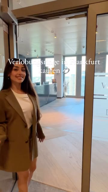Beraterin im Showroom Frankfurt – Verlobungsringe in Frankfurt kaufen
