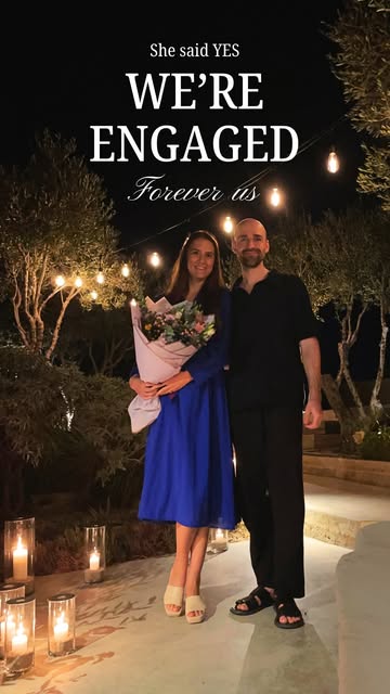 Verlobtes Paar nach dem Antrag – „We’re engaged“