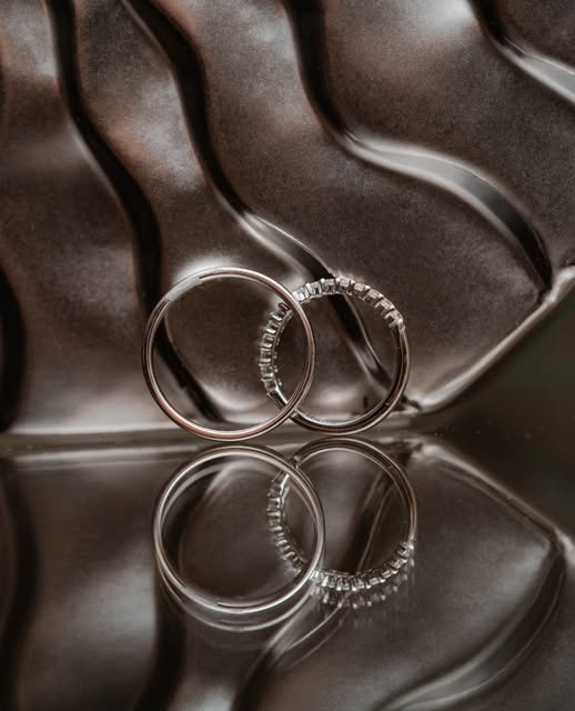 Trauringpaar mit Diamanten