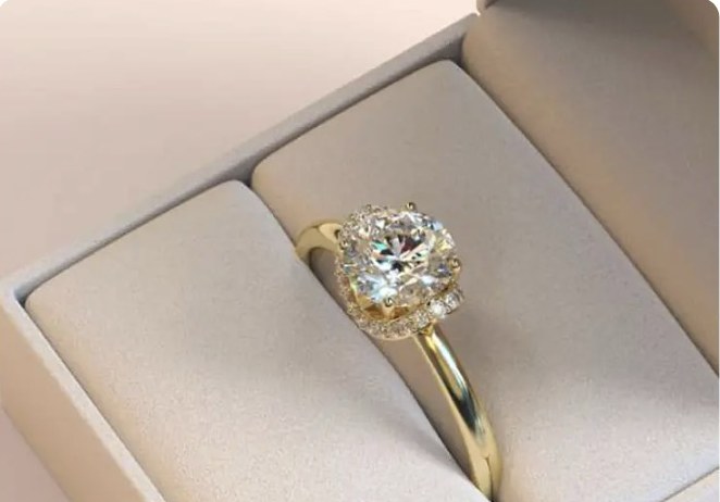 Verlobungsring mit Diamant in einer Ringschatulle