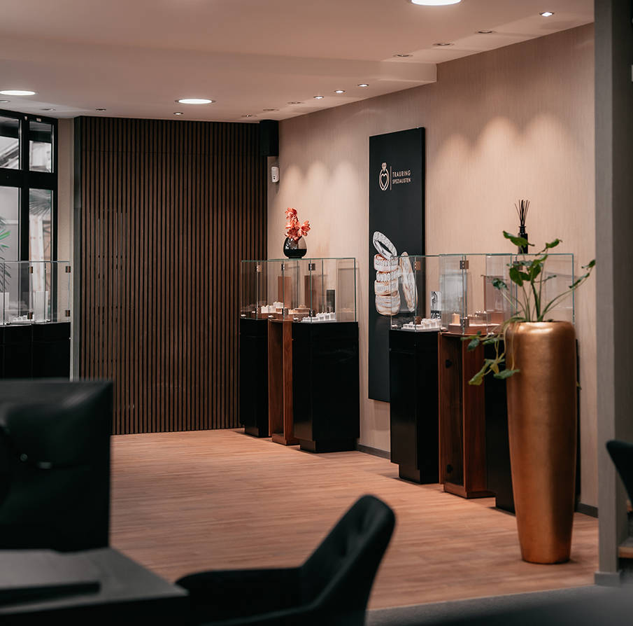 Vitrinen mit Trauringen in unserem Showroom in Mannheim